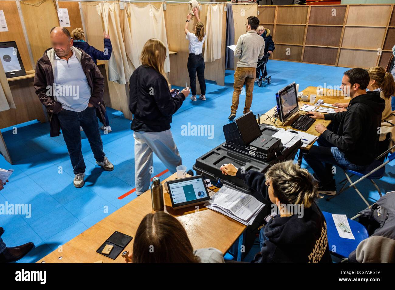 In Belgium, the voters are called to elect councellors and  mayor in their cities, and to elect the provincial deputies. | En Belgique, les électeurs Stock Photo