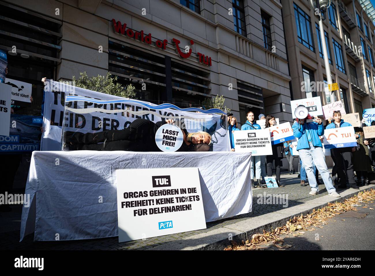Sängerin Sarah Connor legt sich in ein Mini-Aquarium und protestiert ...