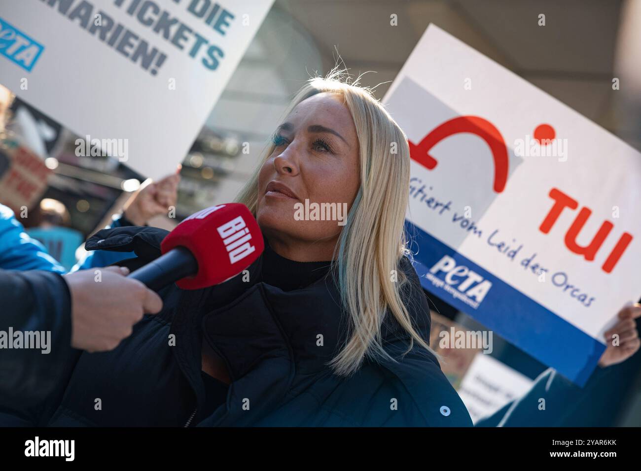 Sängerin Sarah Connor legt sich in ein Mini-Aquarium und protestiert ...