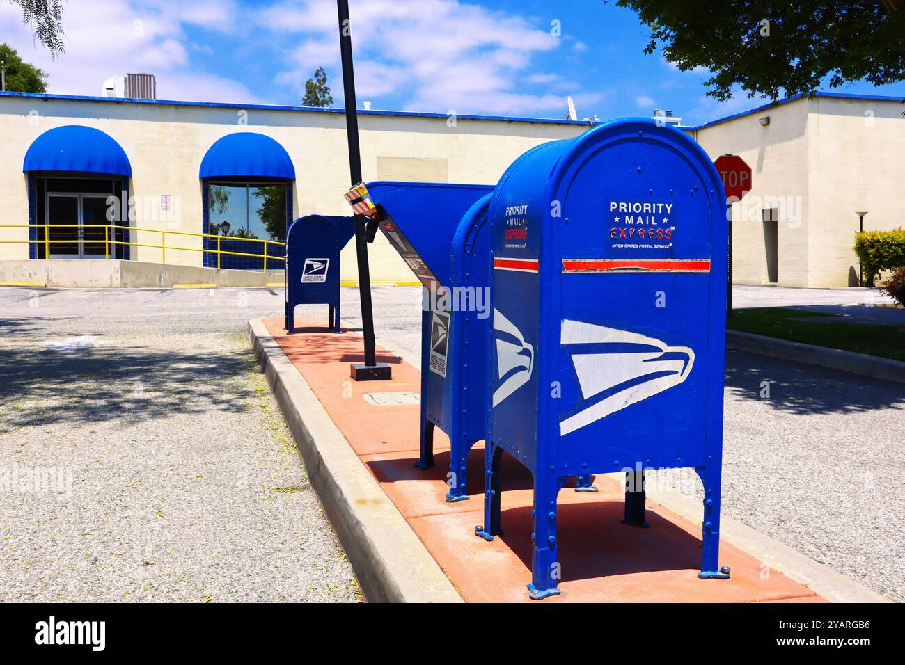 Shipping boxes united parcel hi-res stock photography and images - Alamy