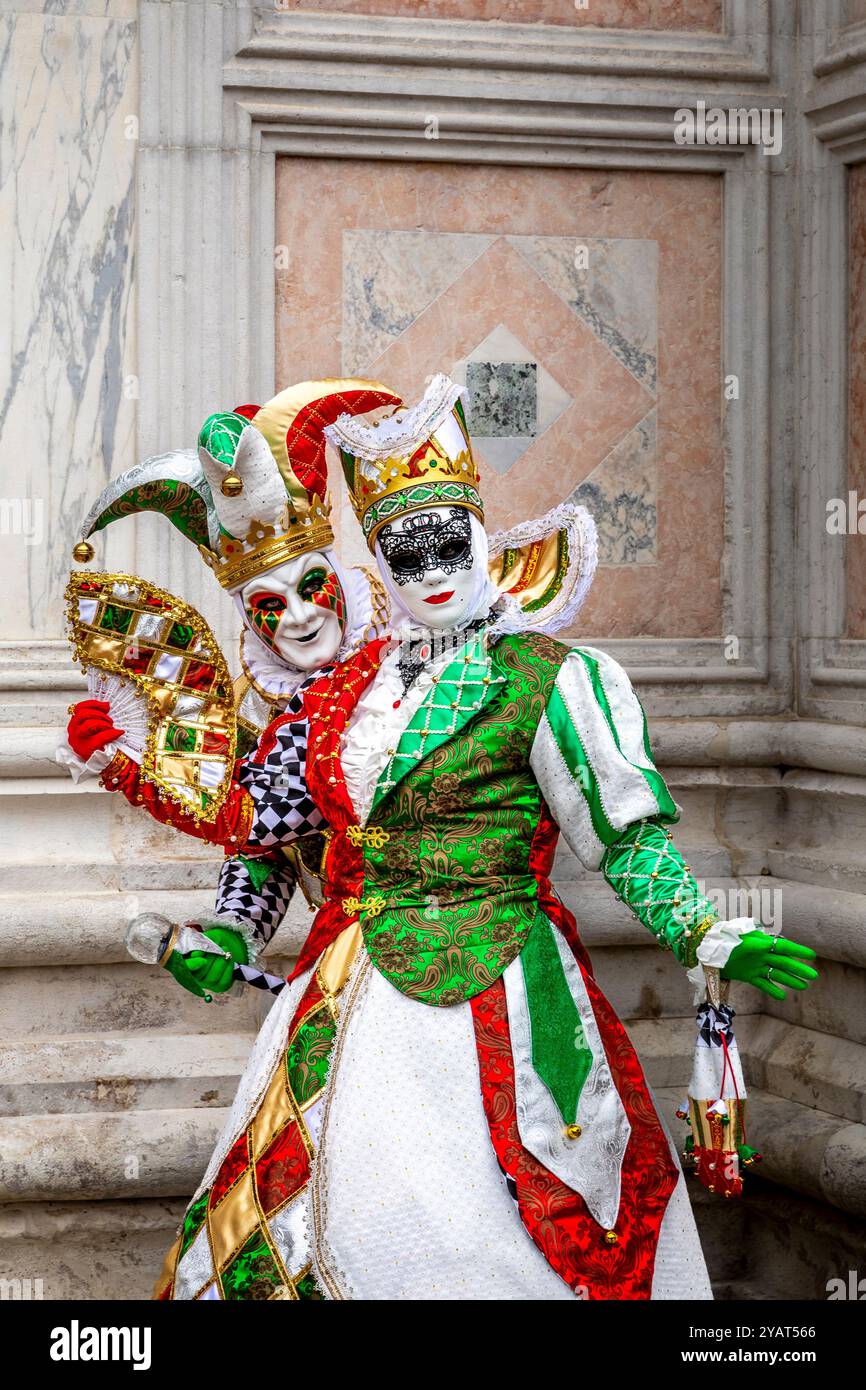 Masked couple gondola venice hi-res stock photography and images - Alamy