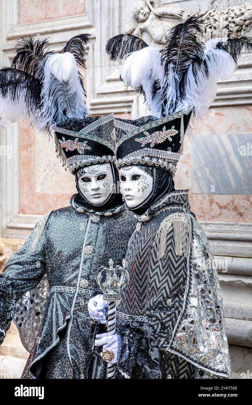 Masked couple gondola venice hi-res stock photography and images - Alamy