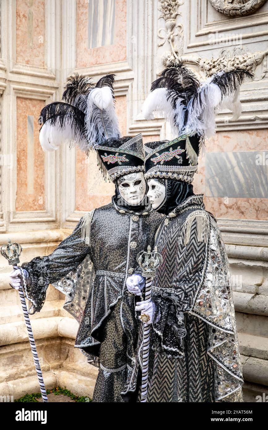 Masked couple gondola venice hi-res stock photography and images - Alamy