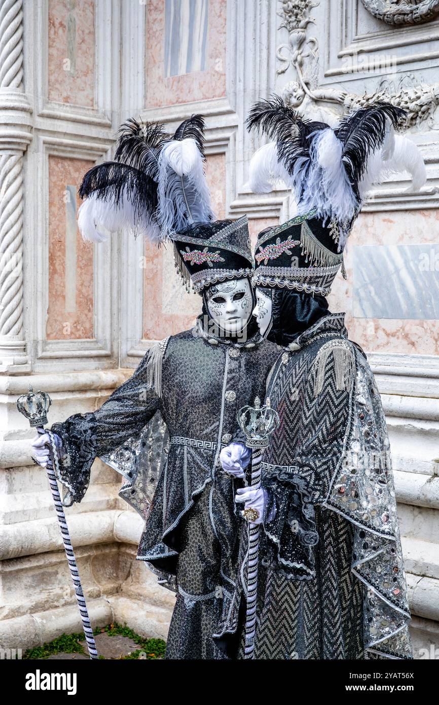 Masked couple gondola venice hi-res stock photography and images - Alamy