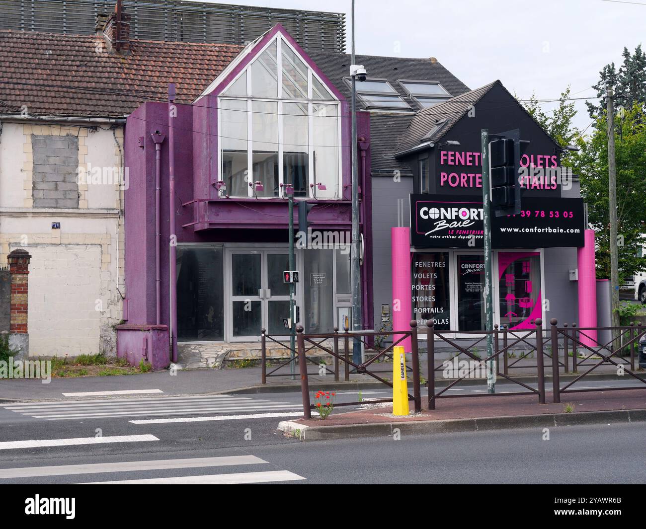 France. Montigny les Cormeilles. Val d'Oise. Commercial area. 'Confort Baie' shop.  BANLIEUE. BATIMENT. BUILDING. MODERNE. MODERN. NEUF. NEW. COMMERCE. TRADE. ENTREPRISE. ENSEIGNE. Commercial zone. Shopping area. MAGASIN. CHAINE DE MAGASINS. BOUTIQUE. BUREAU. OFFICE. FENETRES. VOLETS. PORTES. PORTAILS. Stock Photo