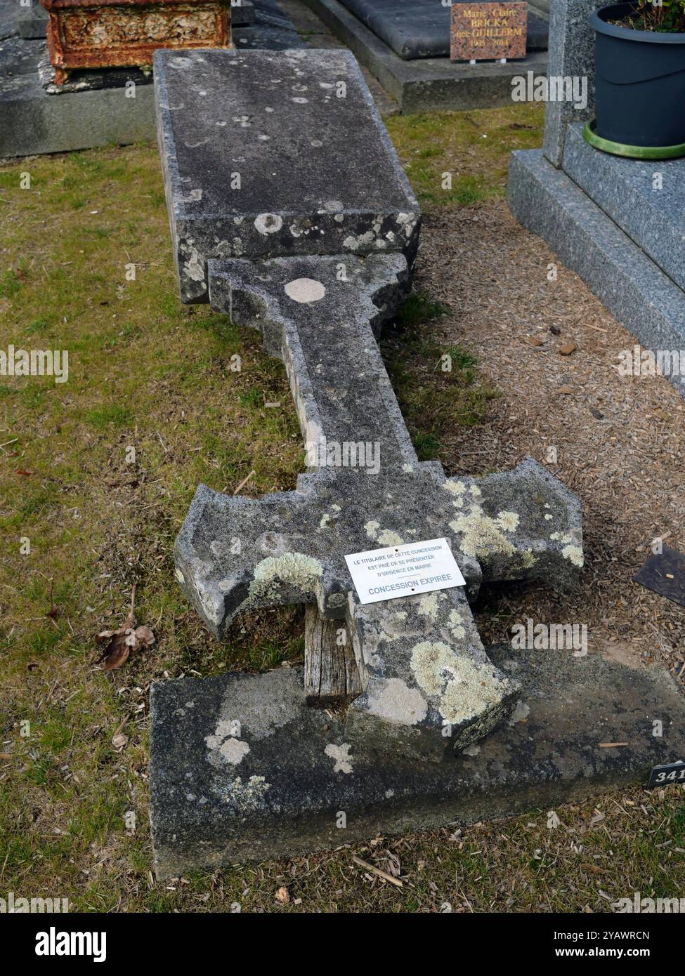 France. The municipal obligation to clean graves when plots expire ...