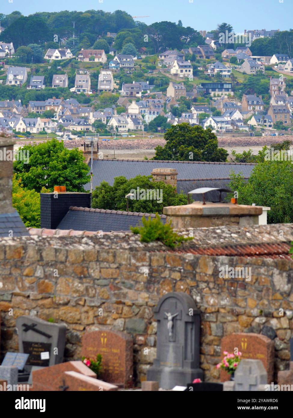 France. Brittany. The cemetery of the church of Louannec in the Côtes d'Armor, along the GR34, the famous customs officers' path.   FRANCE, BRITTANY, BRETON, COTES D'ARMOR, COTES DU NORD, WEST FRANCE, REGION, ILLUSTRATION, CEMETERY, GRAVE, TOMB, VALLET, NECROPOLE, CROSS, END OF LIFE, DEATH, DEAD, MISSING, DISAPPEARANCE , FUNERAL, OSSUARY, RELIGION, MEMORY, DEAD, SOUL, BURIAL, NECROLOGY, KINGDOM, CATHOLIC, CATHOLICISM, CHURCH, CULT, CHRISTIANITY, CHRISTIANITY, TOMBS, BURIALS Stock Photo