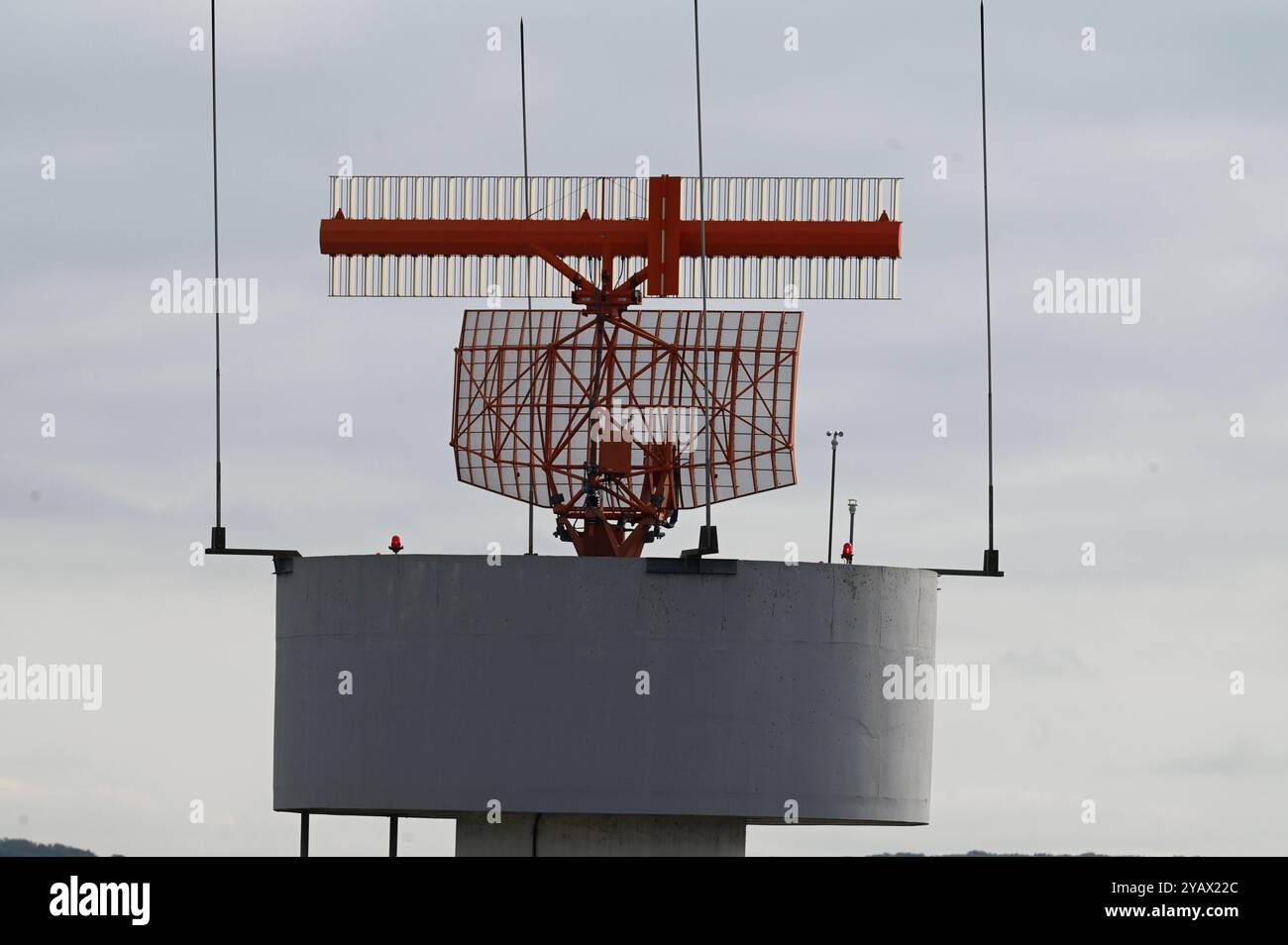 Duesseldorf, Deutschland. 15th Oct, 2024. Radar antenna, flight radar ...