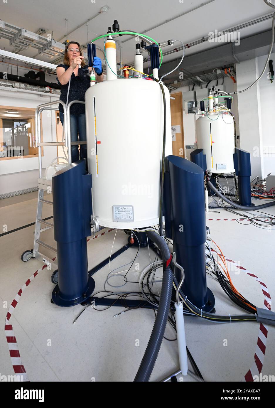 Nuclear magnetic resonance spectrometer hi-res stock photography and ...