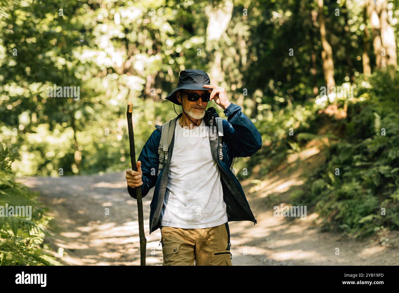 Man wearing sunglasses and a hat hi-res stock photography and images ...