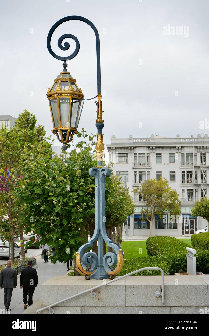 Ornate cast iron street lamp hi-res stock photography and images - Alamy
