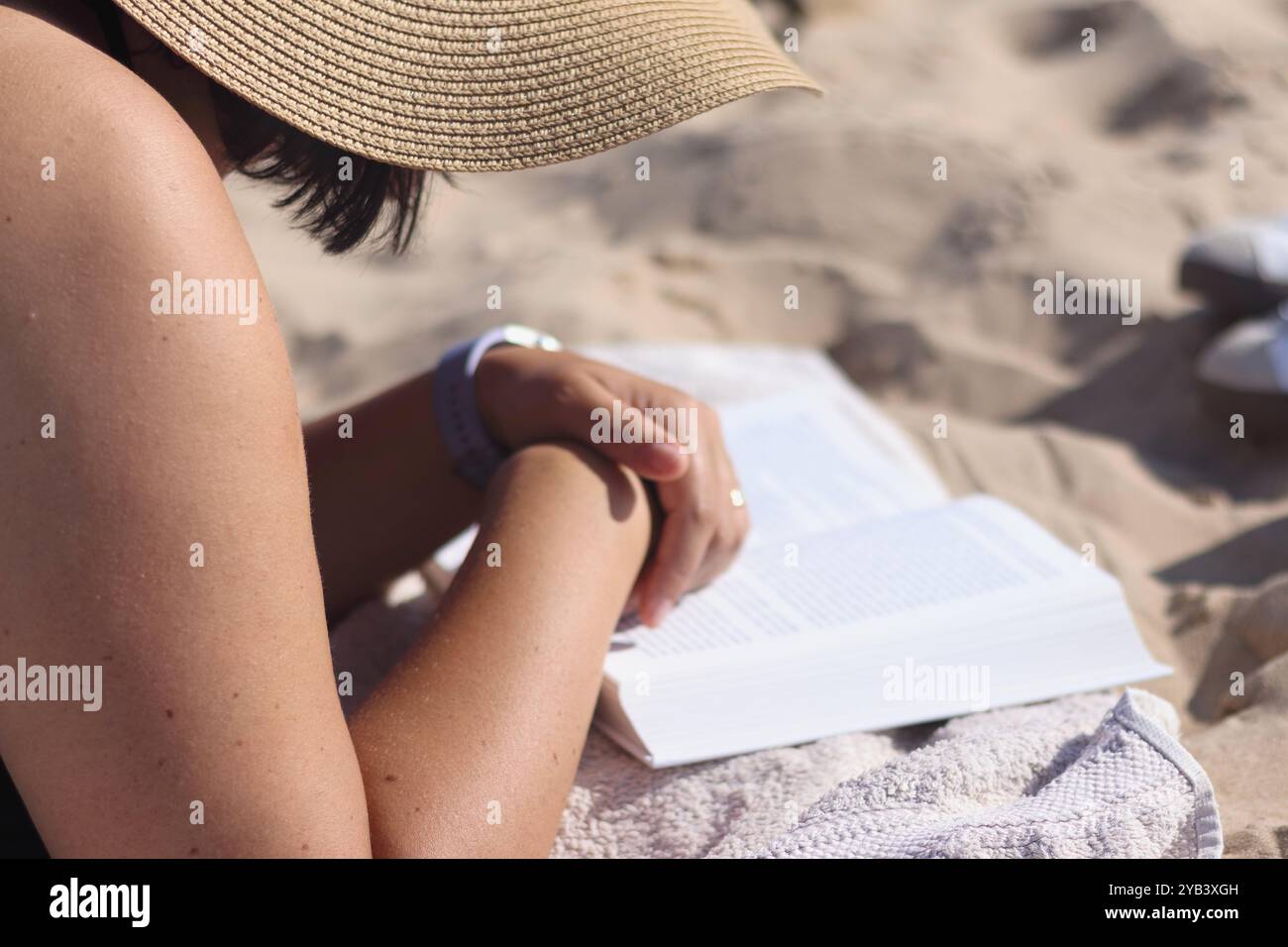 woman relaxing on the beach reading a book Stock Photo - Alamy