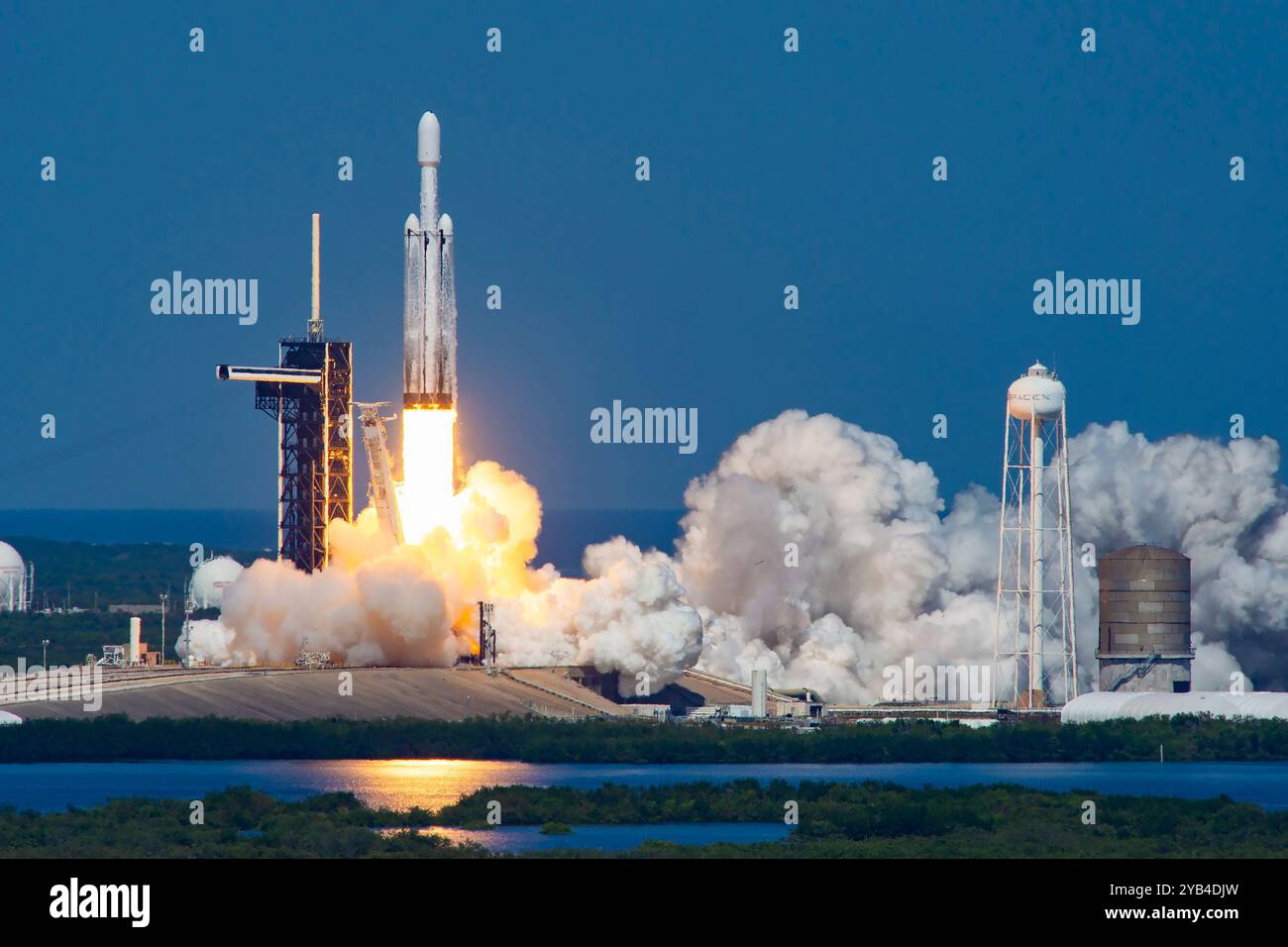 KSC, Florida, USA. 14th Oct, 2024. A SpaceX Falcon Heavy rocket