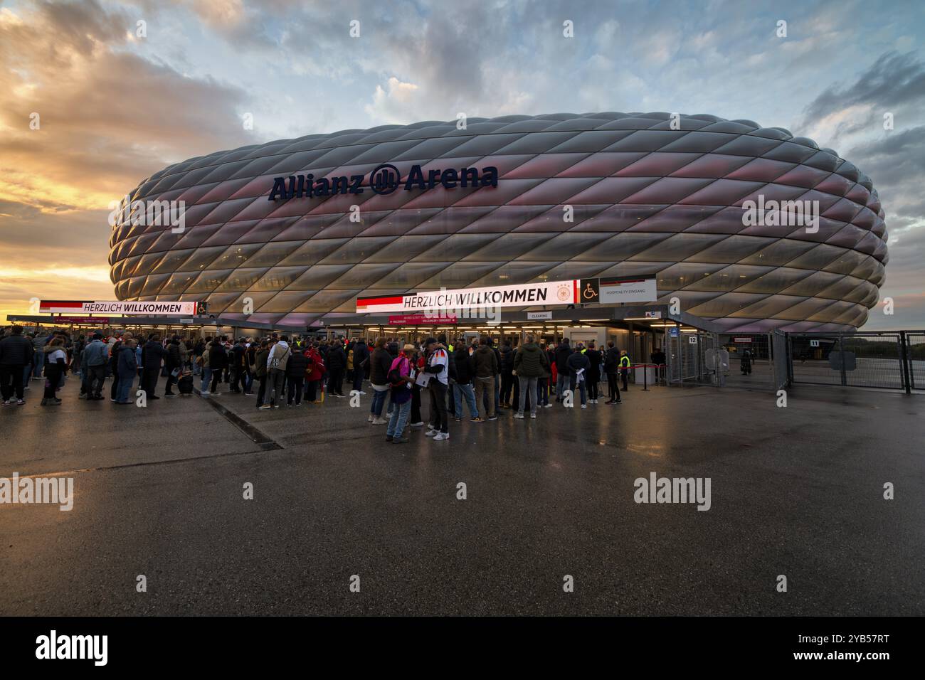 Sports fans wait in line hi-res stock photography and images - Alamy