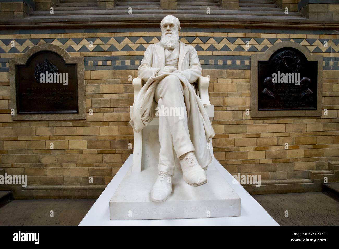 Charles Darwin statue, Natural History Museum, Cromwell Road, South ...