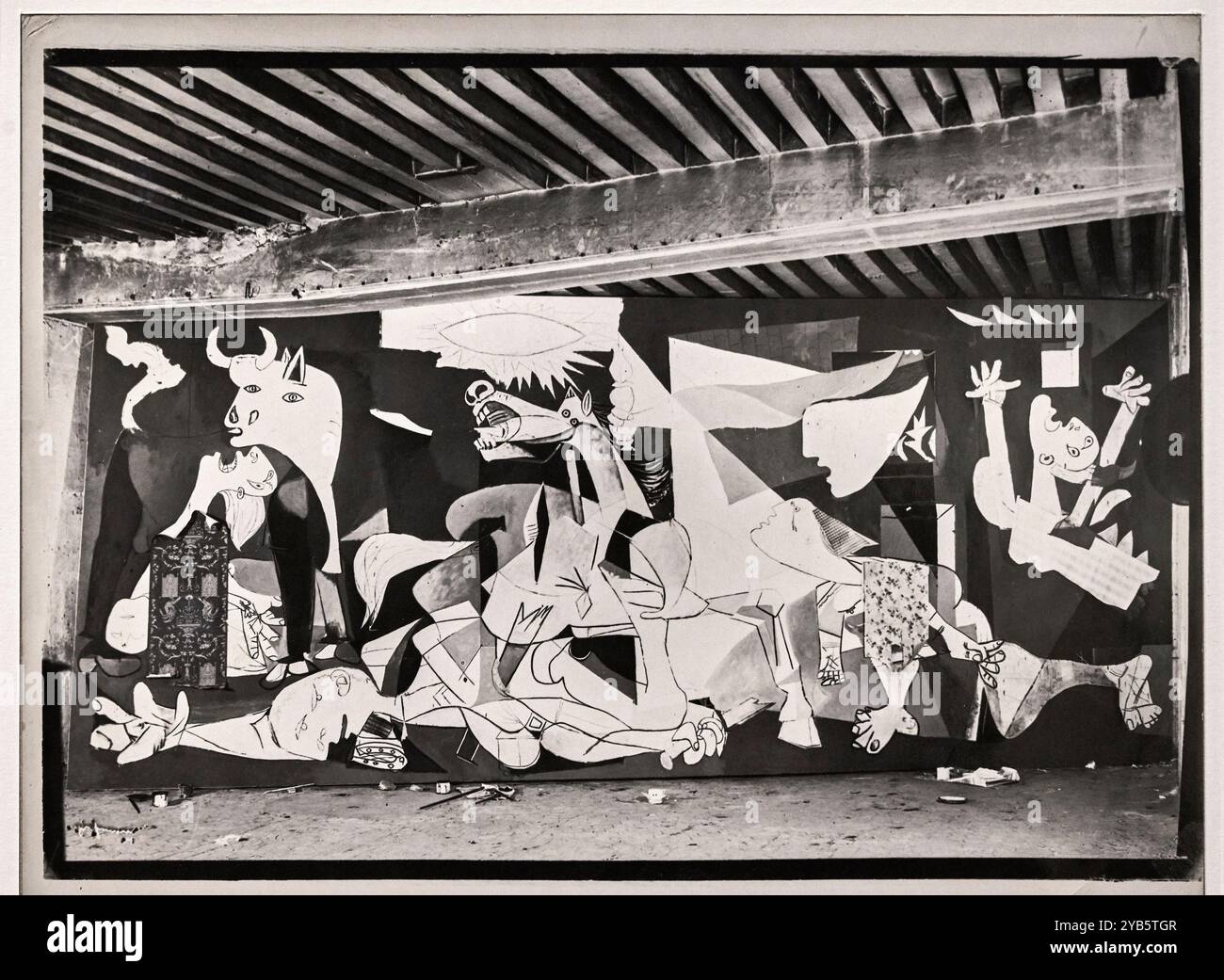 Huile sur toile “ Guernica en cours d’execution,etat VI bis,dans l’atelier des Grands Augustins,Paris,en mai 1937  - stampa d’epoca alla gelatina ai s Stock Photo
