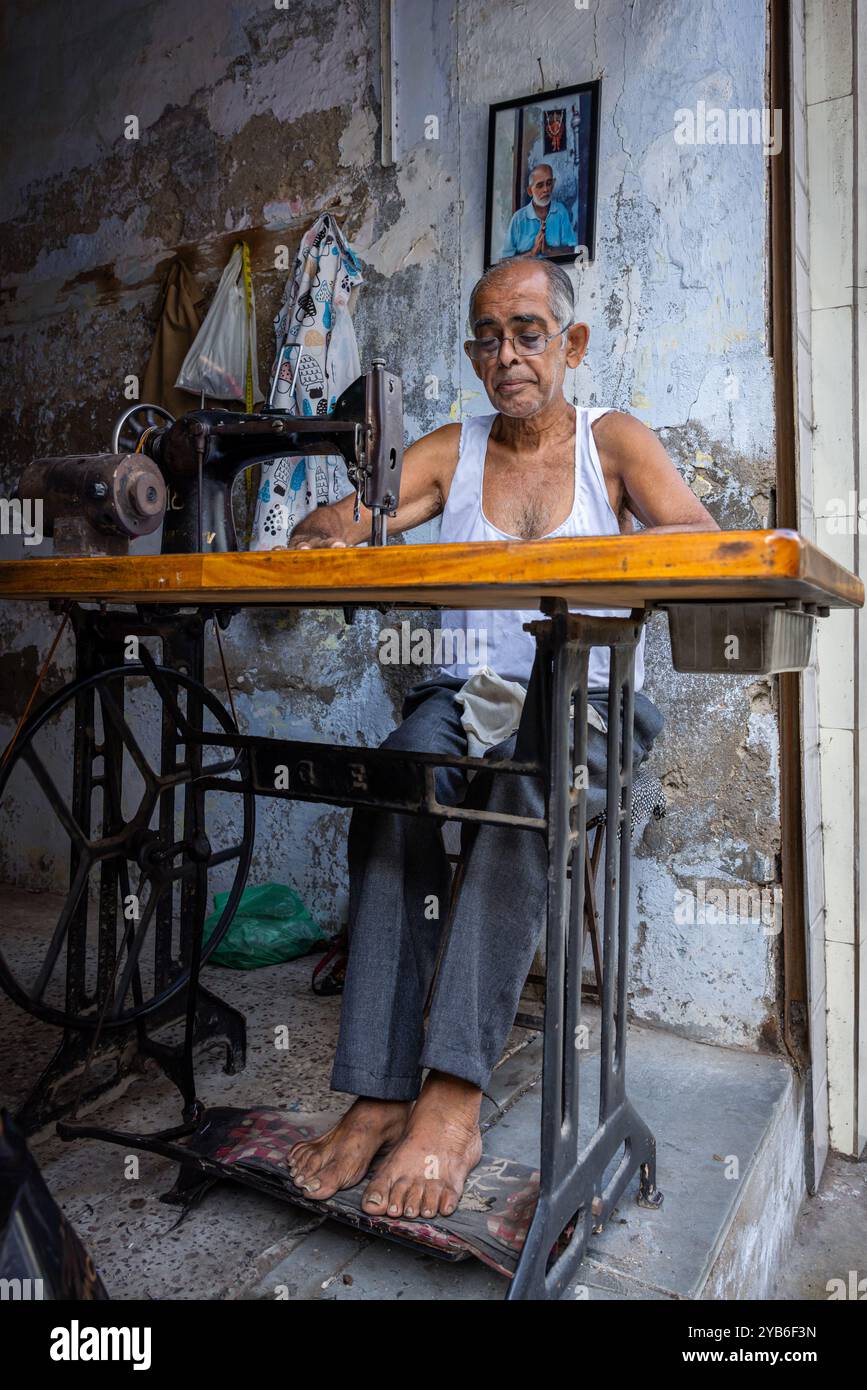 Elderly tailor, Ahmedabad, Gujarat, India Stock Photo