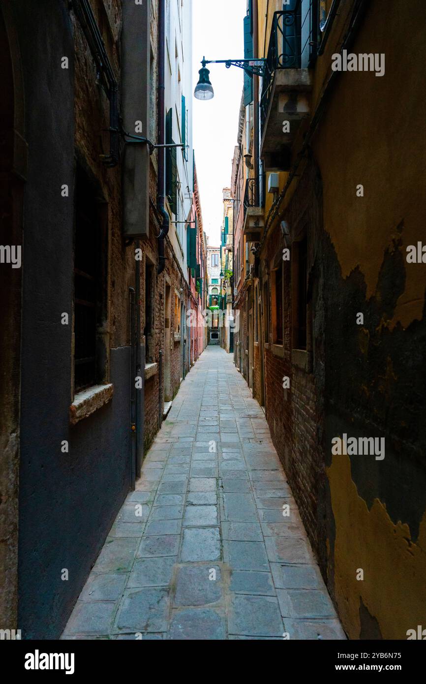 Venice alley tourist hi-res stock photography and images - Alamy