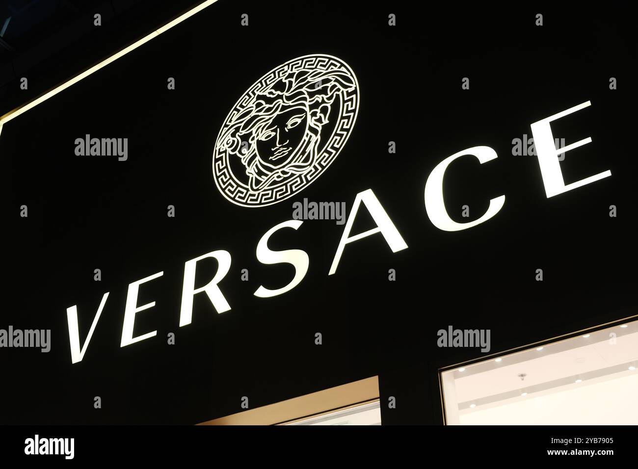 Versace ロゴ看板 Versace logo hi-res stock photography and images - Alamy