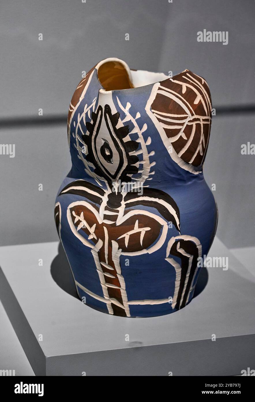 Pichet gothique aux feuilles  - terracotta,decorazione a ingobbio,incisa a coltello,interno smaltato - Pablo Picasso - 1952- Vallauris, Ccollection Mu Stock Photo
