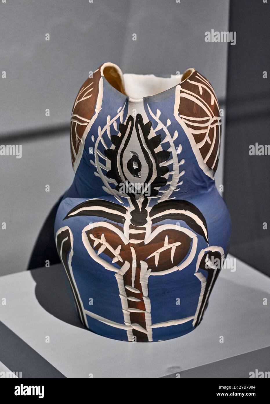 Pichet gothique aux feuilles  - terracotta,decorazione a ingobbio,incisa a coltello,interno smaltato - Pablo Picasso - 1952- Vallauris, Ccollection Mu Stock Photo