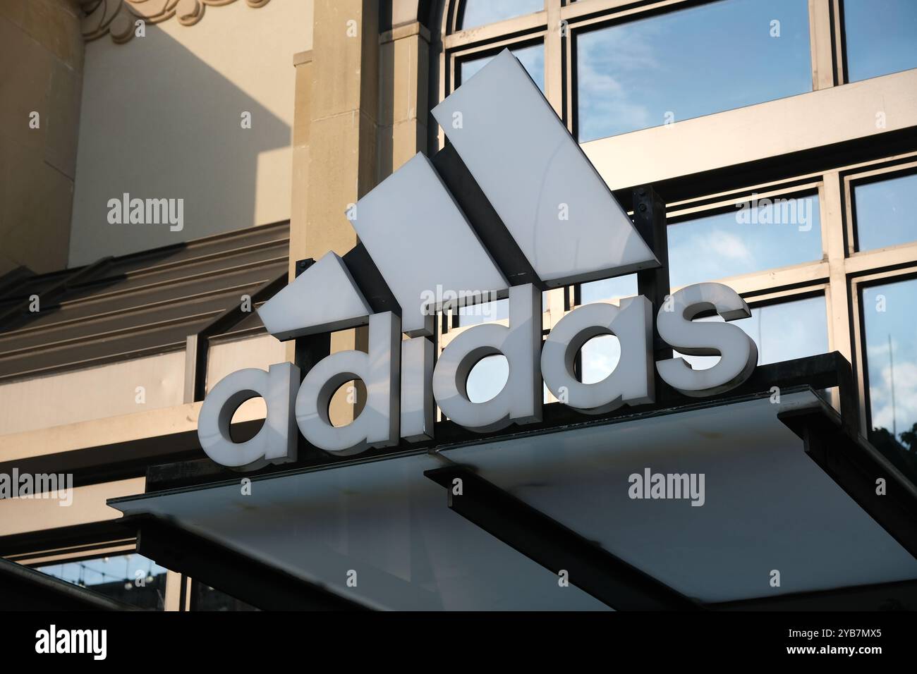 Adidas logo hi res stock photography and images Page 2 Alamy