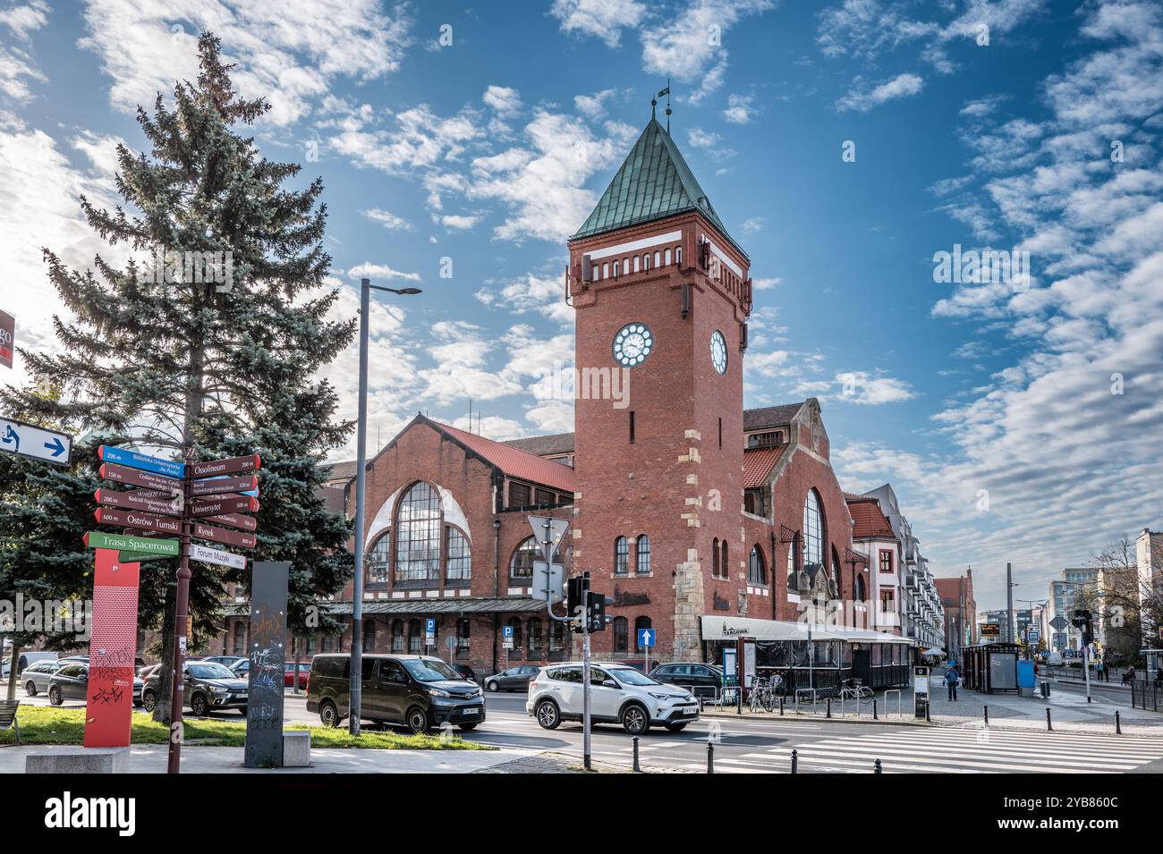 Bustling hall filled people hi-res stock photography and images - Alamy