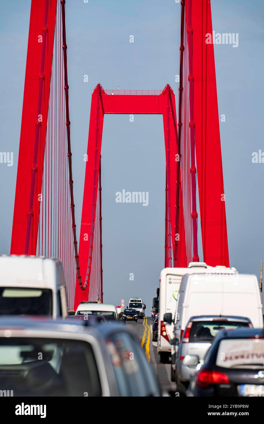 Verkehr auf der Rheinbrücke Emmerich, Bundesstraße B220, längste Hängebrücke Deutschlands, wird zur Zeit saniert, Brückenschäden, Niederrhein, NRW, Deutschland, Rheinbrücke Emmerich *** Traffic on the Rhine bridge Emmerich, federal highway B220, longest suspension bridge in Germany, currently being renovated, bridge damage, Lower Rhine, NRW, Germany, Rhine bridge Emmerich Stock Photo