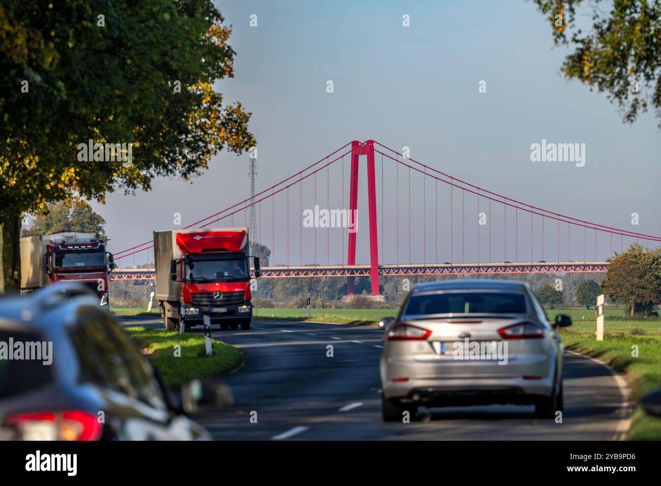 Rheinbrücke Emmerich, am Niederrhein, linksrheinische Landstraße, Rheinuferstraße, Landschaft, Deichvorland bei Grieth, NRW, Deutschland, Emmerich *** Rhine bridge Emmerich, on the Lower Rhine, left bank road, Rhine bank road, landscape, dyke foreland near Grieth, NRW, Germany, Emmerich Stock Photo