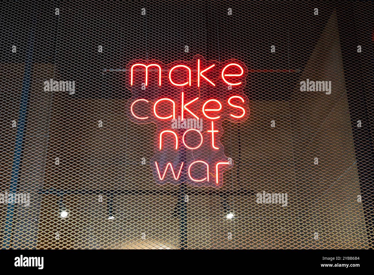 Slogan make cake not war , macht kuchen und keinen Krieg , Foodcourt, Essenshalle, Restaurants, Tribeca Mall, Einkaufszentrum, riesig, gigantisch, mor Stock Photo
