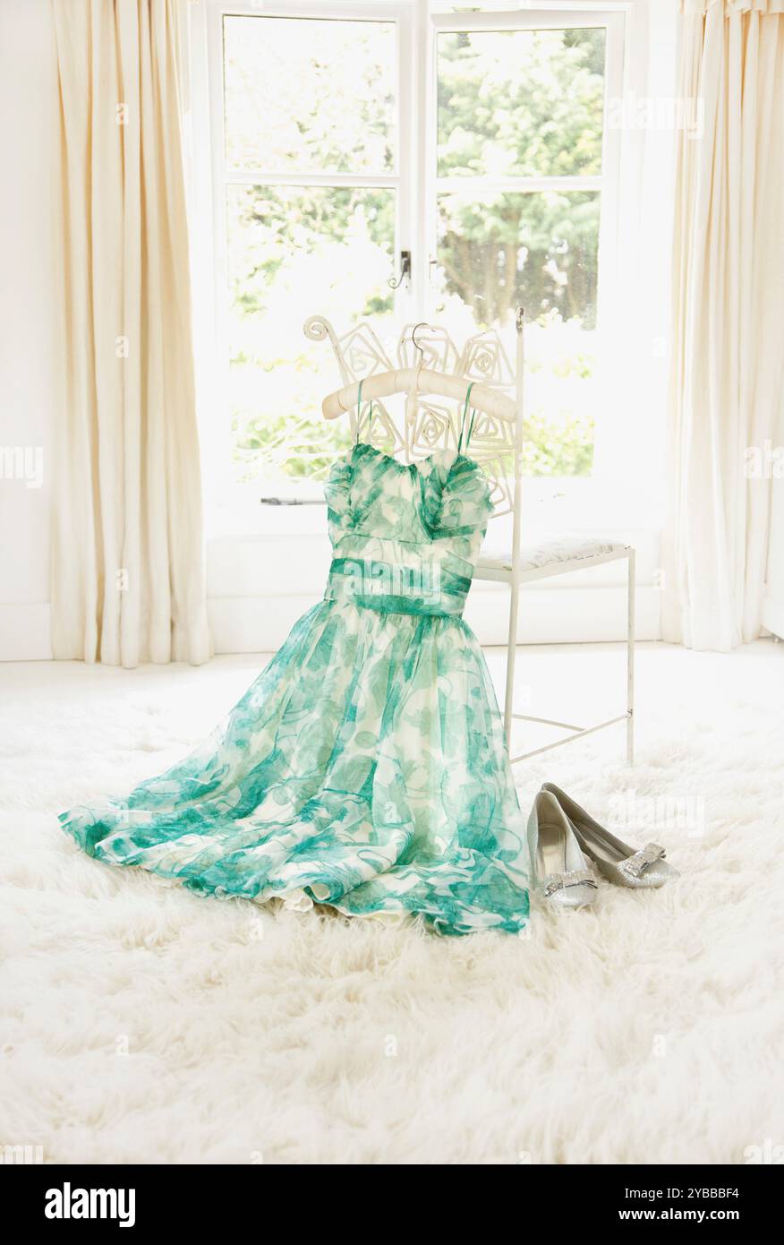 Empty dress hi-res stock photography and images - Alamy