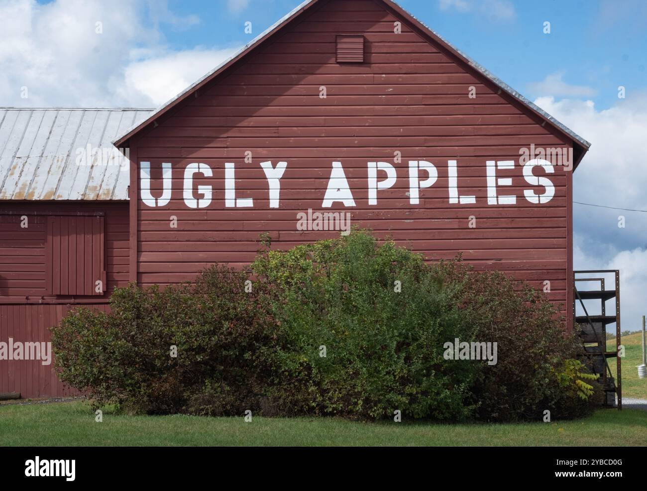 A barn at The Brooklyn Cider House on Road 3402 in New Paltz New York with the mysterious sign saying Ugly Apples. Stock Photo
