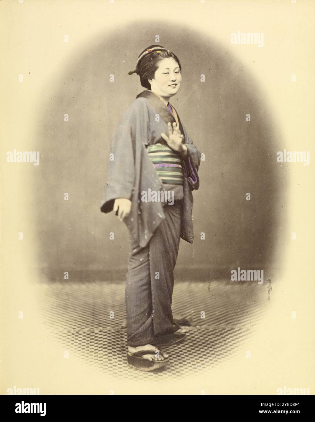 日本画 女性の衣装 Japanese woman in profile, 1868-1880. Studio portrait of a