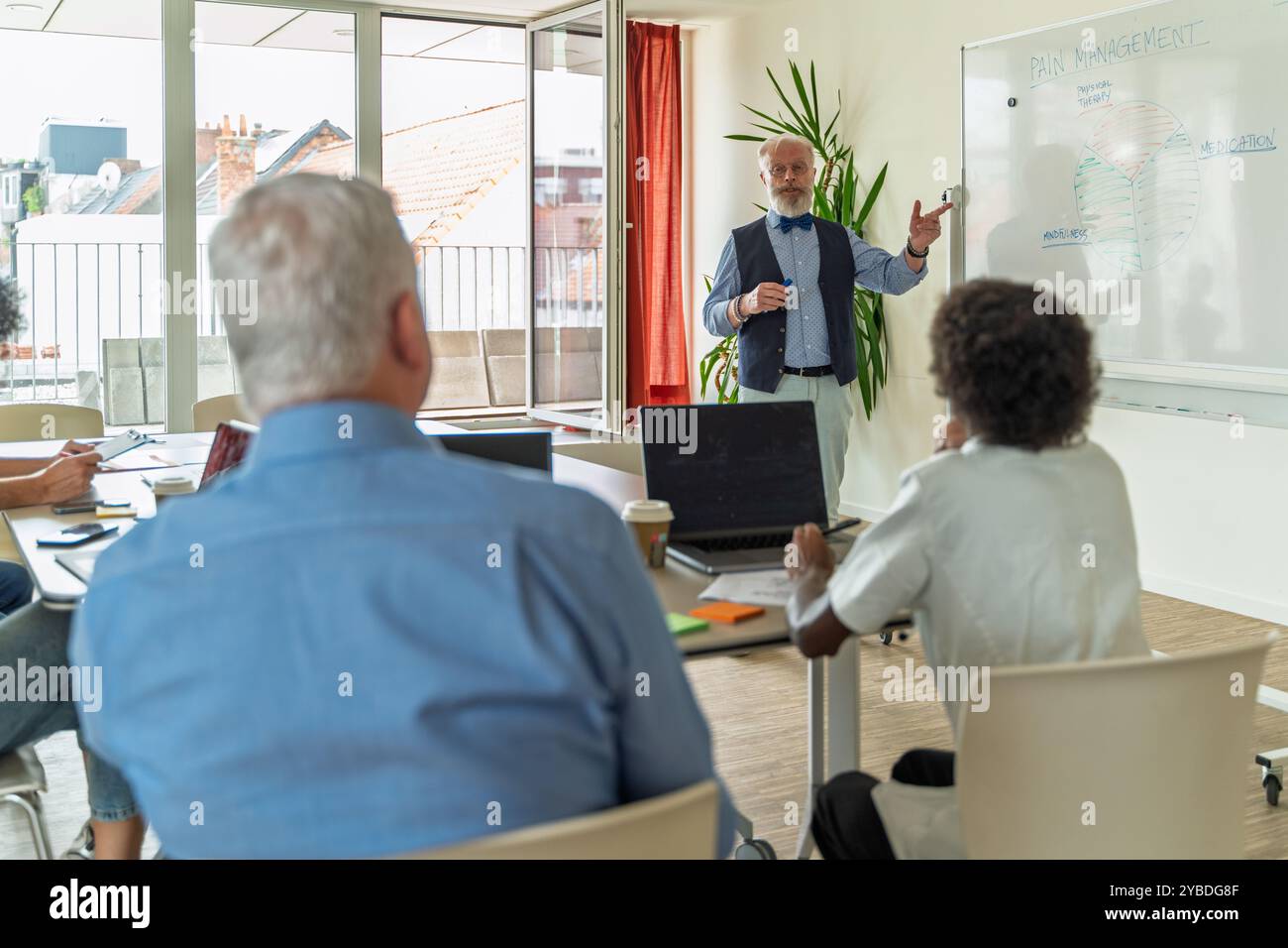 Diverse medical team explaining hi-res stock photography and images - Alamy