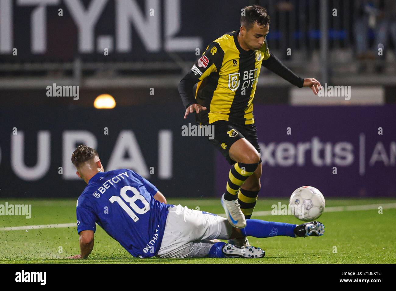 Den Bosch, Netherlands. 18th Oct, 2024. DEN BOSCH, NETHERLANDS - OCTOBER 18: Rik Mulders of FC Den Bosch battles for possession with Theodosis Macheras of Vitesse during the Dutch Keuken Kampioen Divisie match between FC Den Bosch and Vitesse at Stadion De Vliert on October 18, 2024 in Den Bosch, Netherlands. (Photo by Broer van den Boom/Orange Pictures) Credit: Orange Pics BV/Alamy Live News Stock Photo