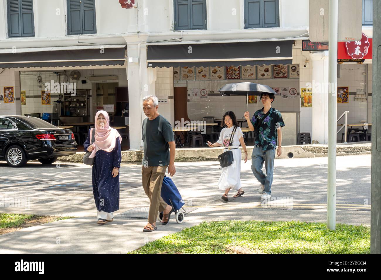Pedestrians crossing street, Little India, Singapore Stock Photo - Alamy