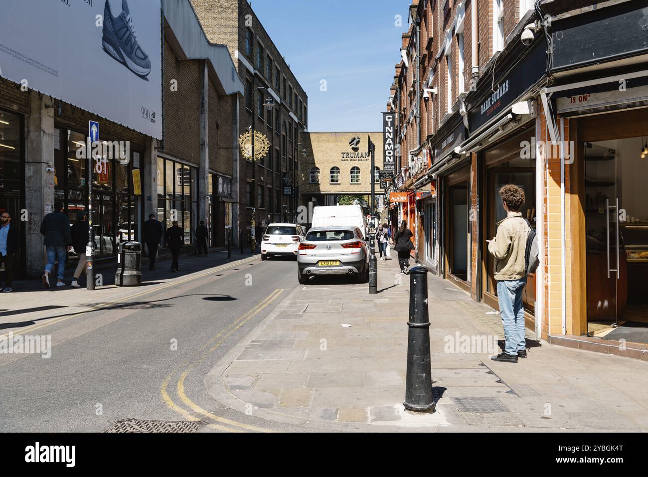 Empty urban street london hi-res stock photography and images - Alamy