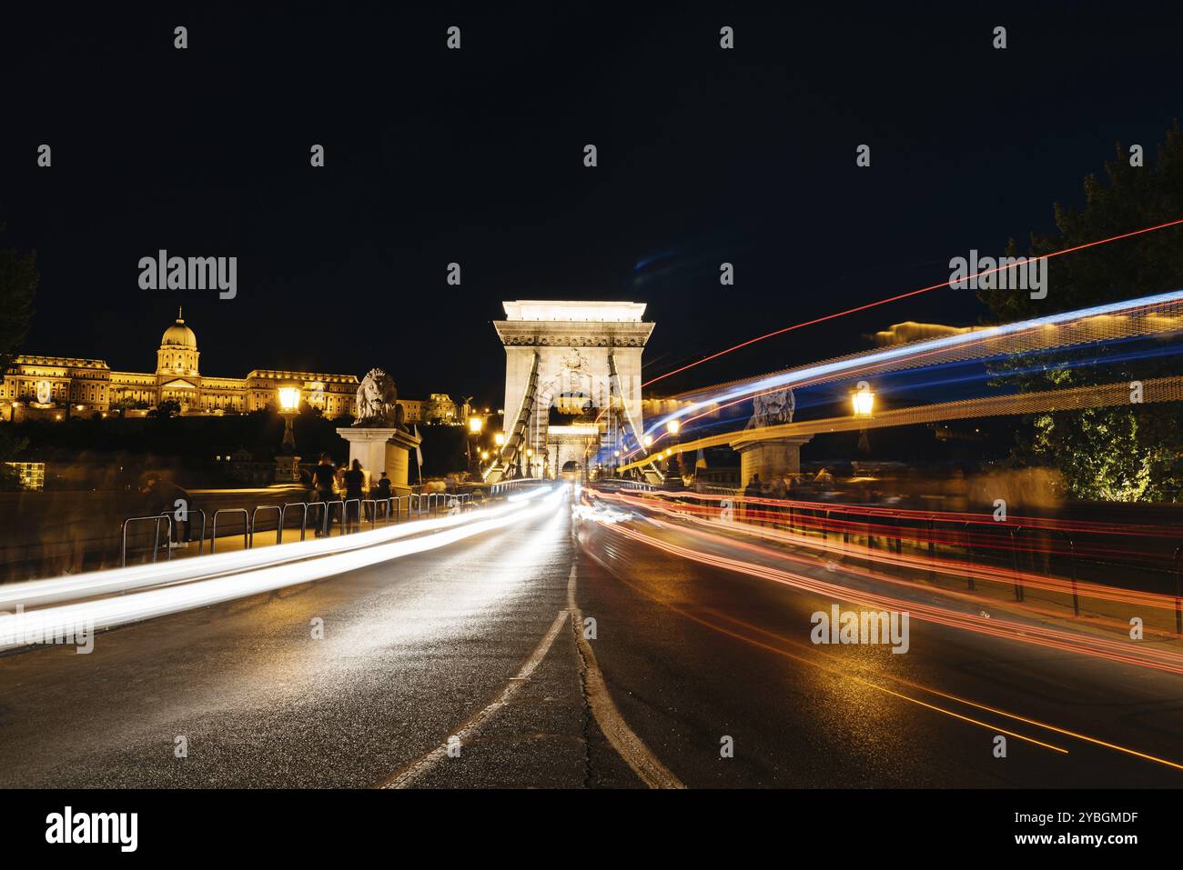 Illuminated chain bridge traces hi-res stock photography and images - Alamy