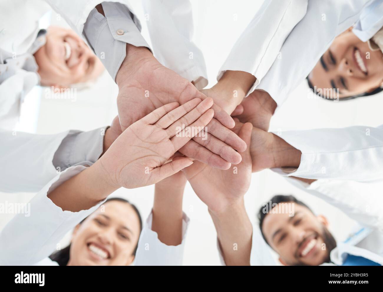 Medical staff circle hi-res stock photography and images - Alamy