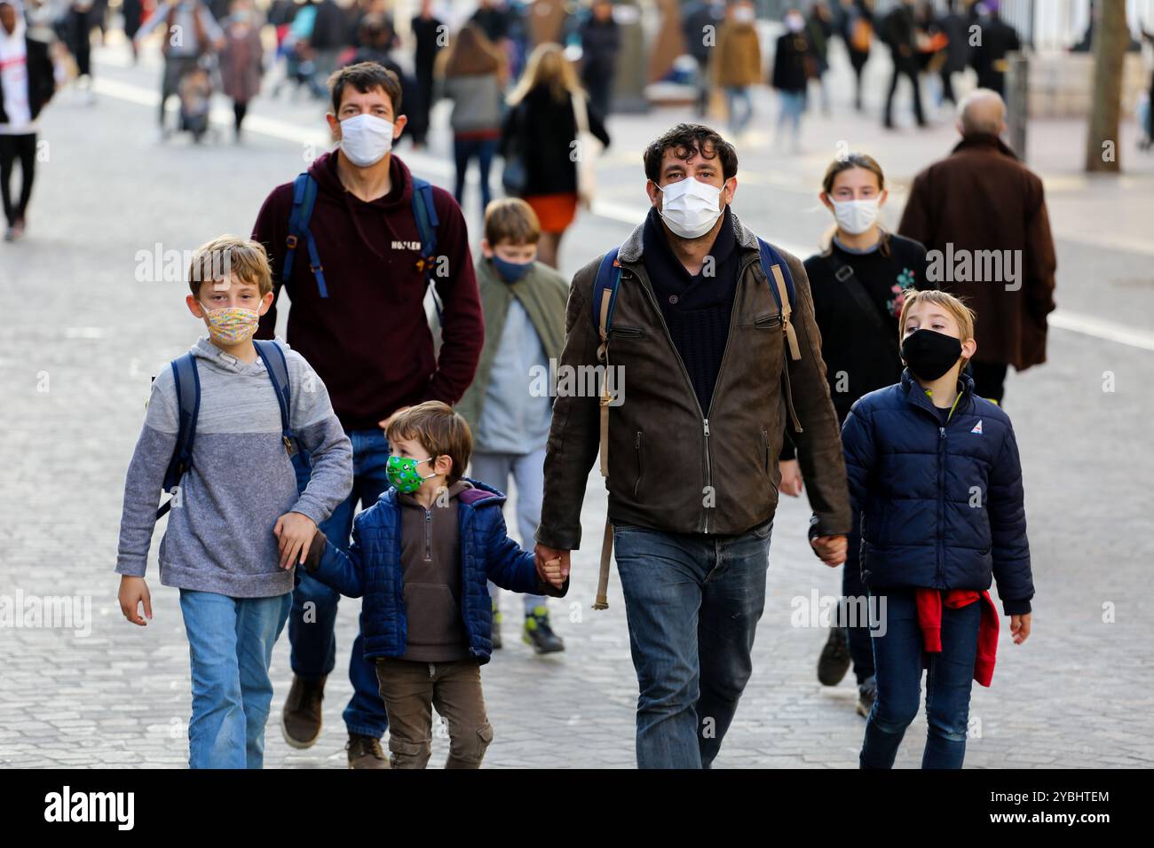 Marseille, France. 22 December 2020. People walk and shop in the streets of Marseille wearing protective face masks as the festive season begins in France. France lifted a lockdown on December 15th which reduced infection rates, yet there are still restrictions imposed to prevent another surge of Covid-19 cases in the country. All shops are open although they have strict health protocols in place and a limit on customer number Stock Photo