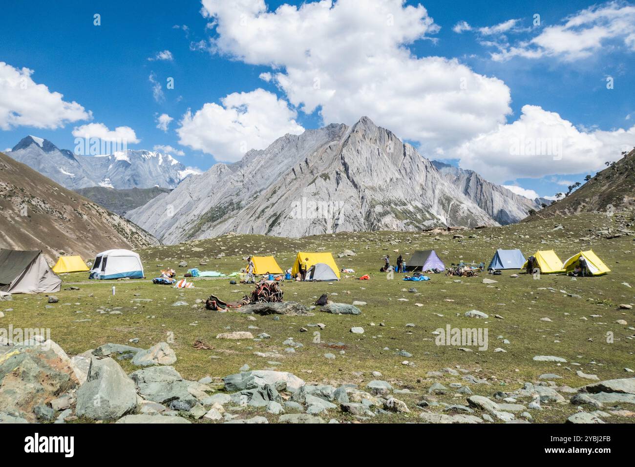 Spectacular campsite in the Kaintal River Basin at Humpet, Warwan Valley, Pir Panjal Range, Kashmir, India Stock Photo