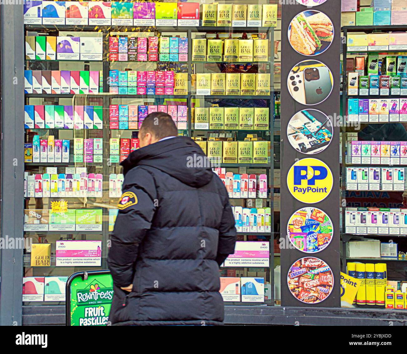 Cigarettes on display uk hi-res stock photography and images - Alamy