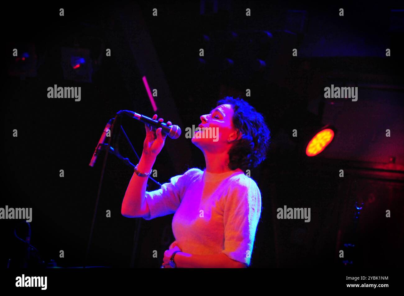 Catharina Sieland, Sängerin der deutschen Band Cäthe, bei ihrem Auftritt in der Hamburger Fabrik am 17.10.2024. Stock Photo