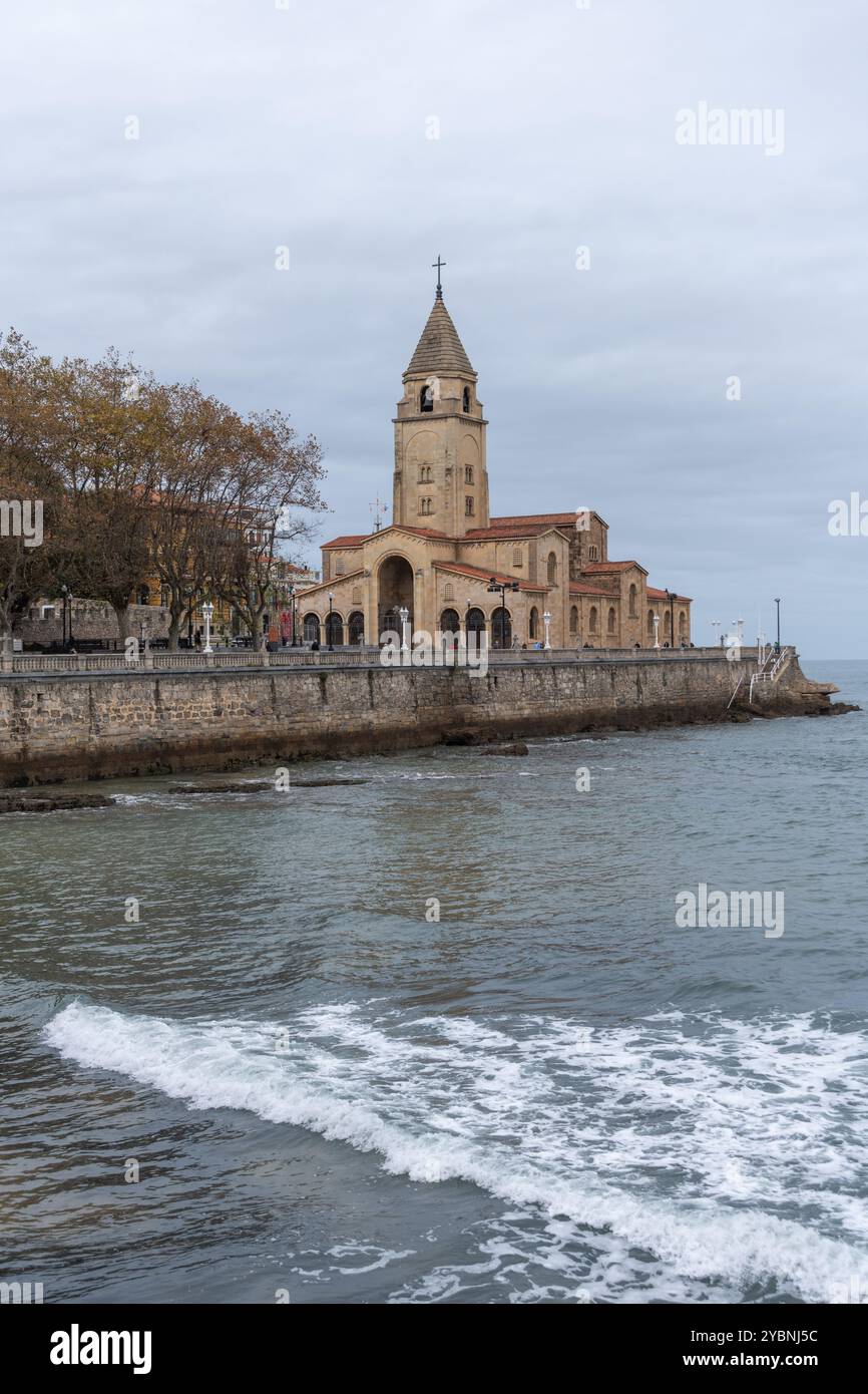 Iglesia san pedro gijón hi-res stock photography and images - Alamy