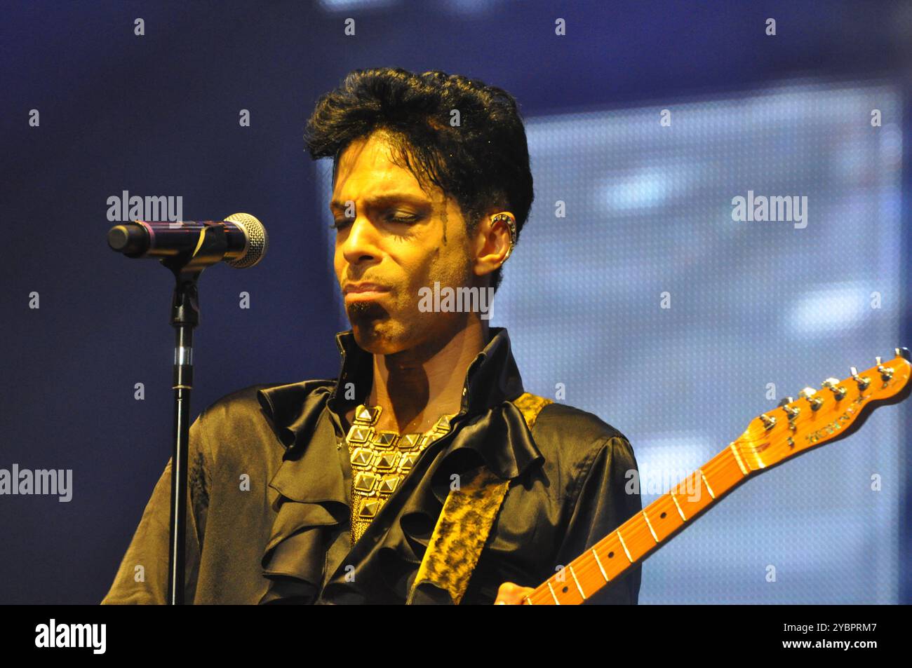 Prince In 2010 Live tour hi-res stock photography and images - Alamy
