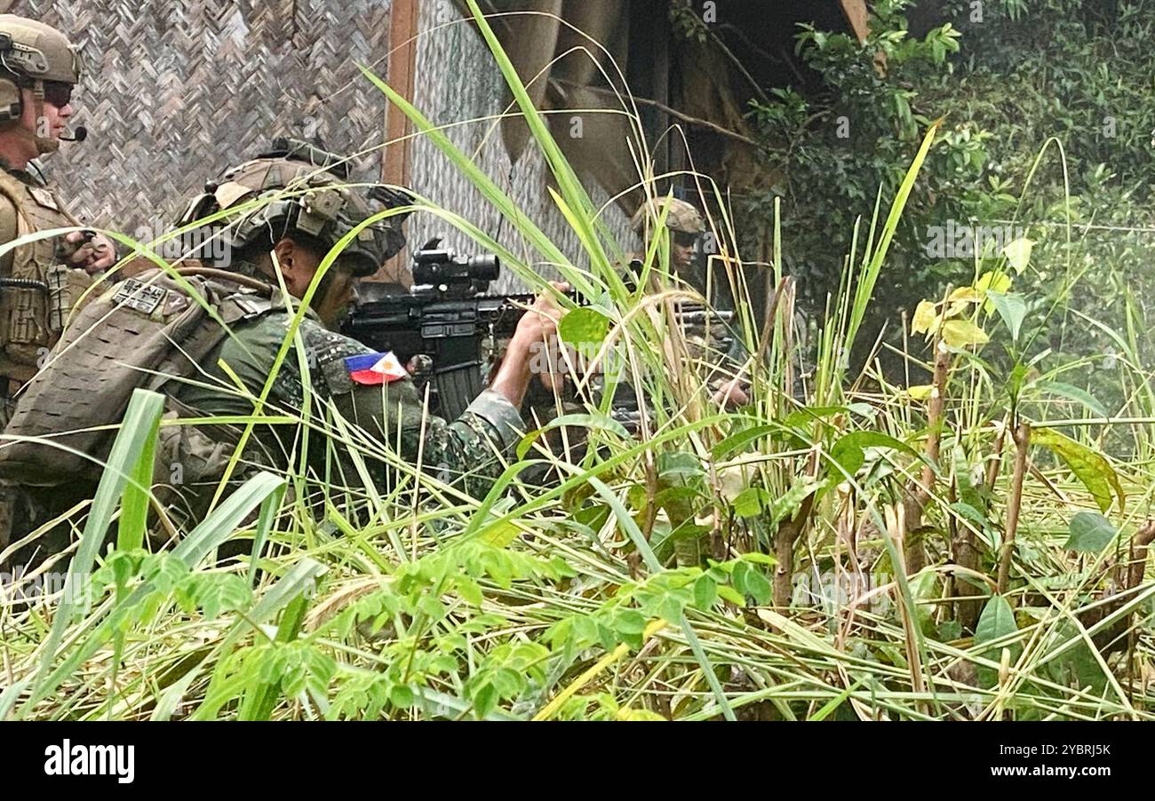 Reconnaissance Ph A Philippine Marine assigned to 61st Reconnaissance Company, Force ...