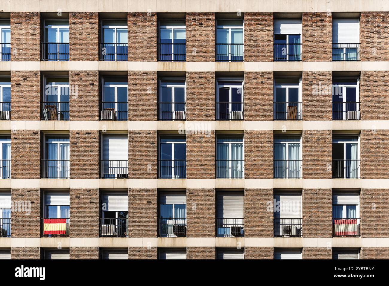 Full brick building bricks hi-res stock photography and images - Alamy