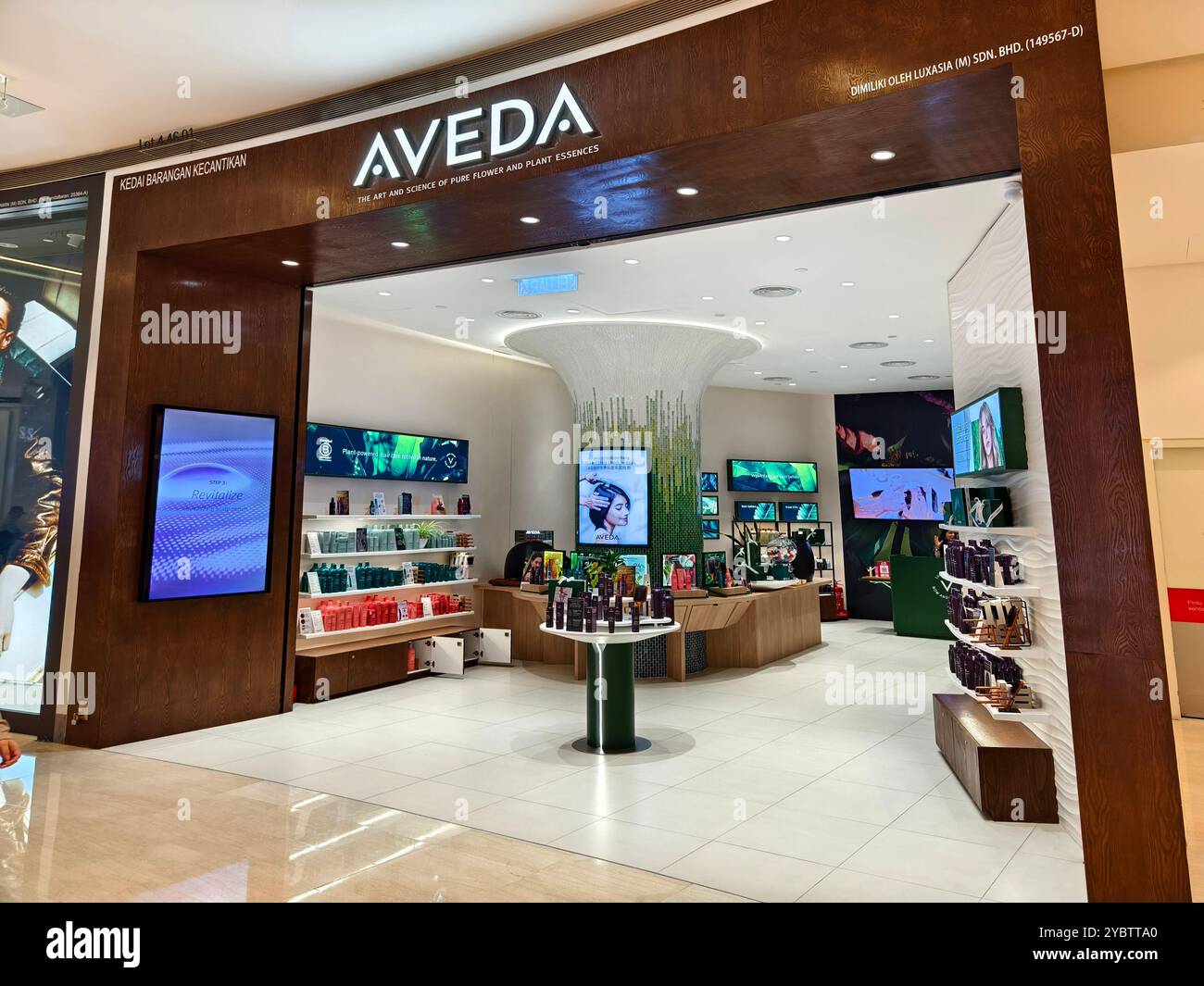 Aveda hi-res stock photography and images - Alamy
