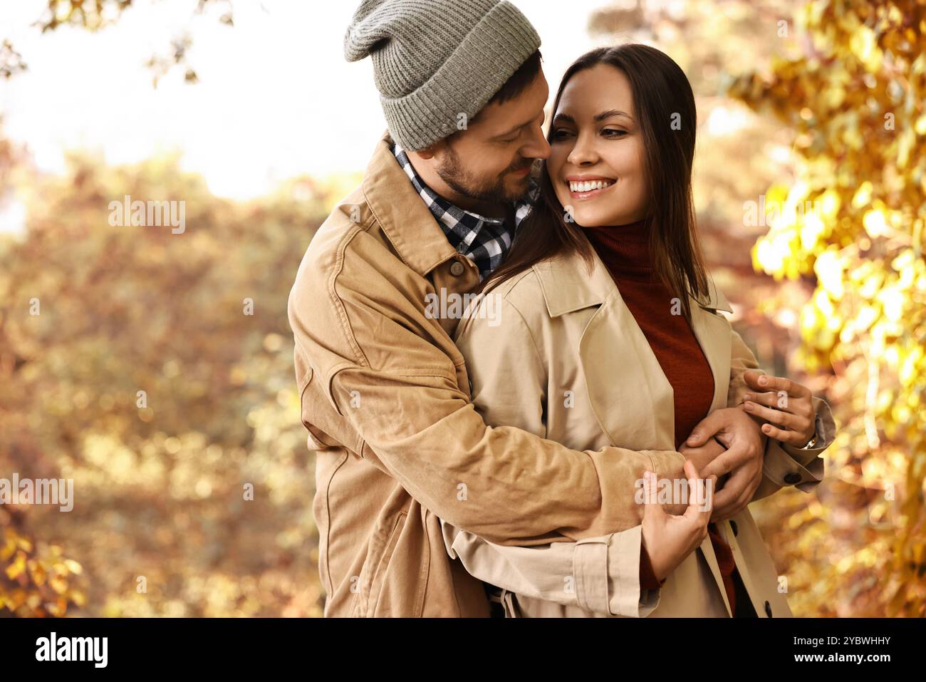 Cute couple hugging hi-res stock photography and images - Page 30 - Alamy, image size:1300x957