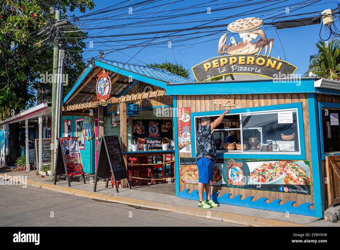 Pizza Inn Roatan Bahía de honduras hi-res stock photography and images - Alamy